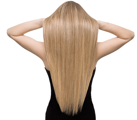 Femme caressant ses cheveux améliorés