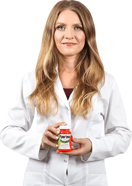 Femme souriante avec une bouteille de Piperinox, illustrant la satisfaction.